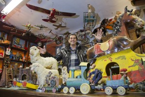 Foto Maurizio Bosio:FRANCO BALBIANO CON LA SUA COLLEZIONE DI GIOCATTOLI D'EPOCA AD ANDEZENO